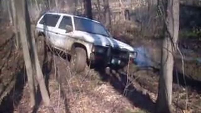 1995 Nissan Pathfinder in mud смотреть онлайн