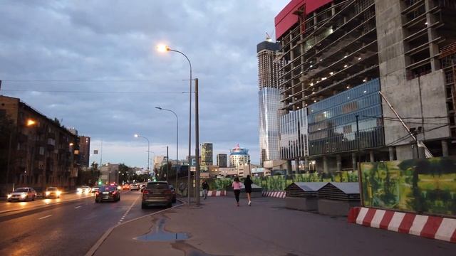 ⁴ᴷ⁶⁰ Walking Moscow: Moscow City Center and Park Krasnogvardeyskiye Prudy смотреть онлайн