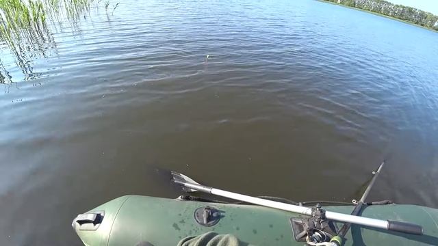 Рыбалка на поплавок с лодки в камышах смотреть онлайн