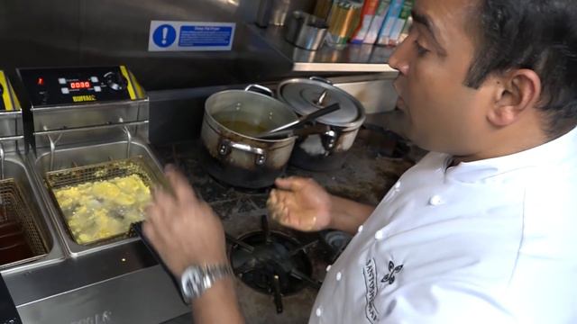 Mix Veg Pakora Recipe, Delhi + Samosa Chaat by Chef Santosh Shah, MasterChef UK, 2020, Contestant. смотреть онлайн
