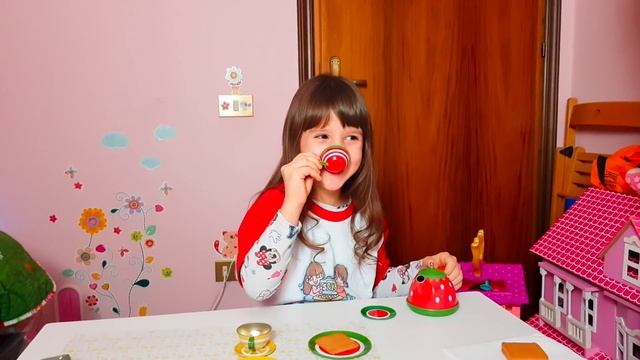 Il bar di Alyssa Anguria: tè con biscotti смотреть онлайн