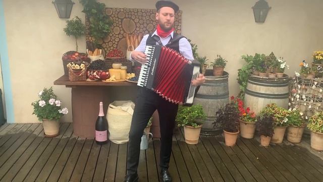 Самый популярный Французский вальс Под небом Парижа на Аккордеоне - Французский Аккордеонист Видео смотреть онлайн