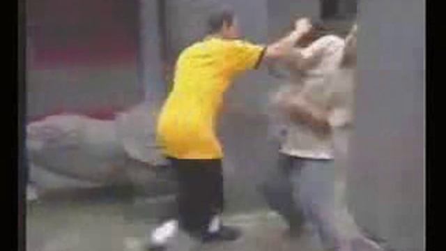 Ши Дэцзянь (De Jian) показывает разные приемы шаолиньского кунфу смотреть онлайн