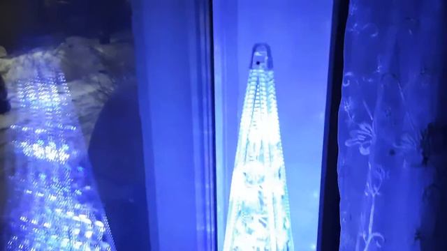 Красивая елка. Красиво светится. смотреть онлайн