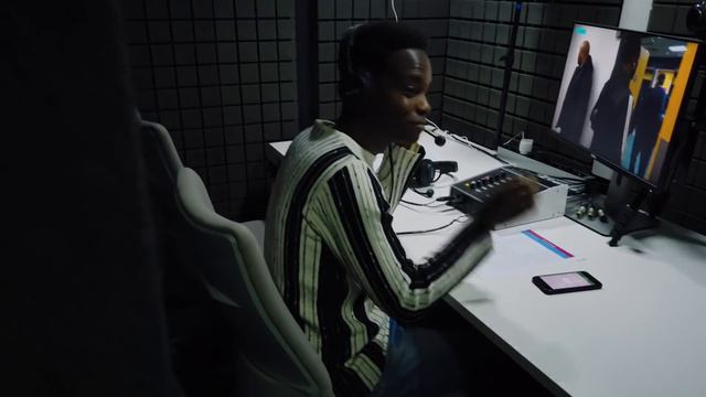 Обычный рабочий вечер футбольного комментатора смотреть онлайн