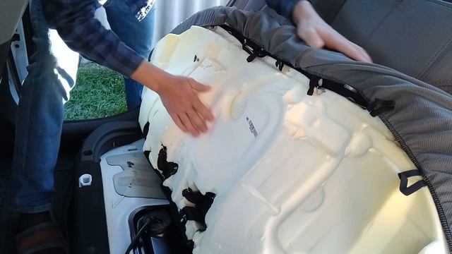 Снимаю заднее сиденье на солярисе 2 что бы надеть чехлы нормально. смотреть онлайн
