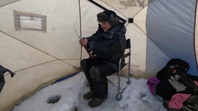 ЗИМНЯЯ РЫБАЛКА ЗА ПОЛЯРНЫМ КРУГОМ НА МОРЕ / WINTER FISHING IN THE ARCTIC CIRCLE AT SEA