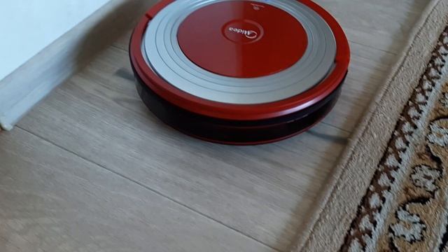 Робот-пылесос Midea VCR01 преодоление препятствия