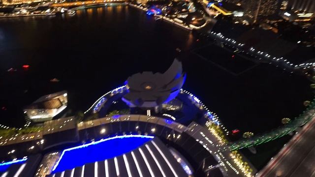 Сингапур. Вид с крыши знаменитого отеля Marina Bay Sands на Бухту Marina Bay и Сити. смотреть онлайн