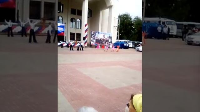 Бальные танцы на площади смотреть онлайн