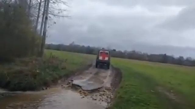 offroading vintage 4X4 ex army ambulance renault смотреть онлайн