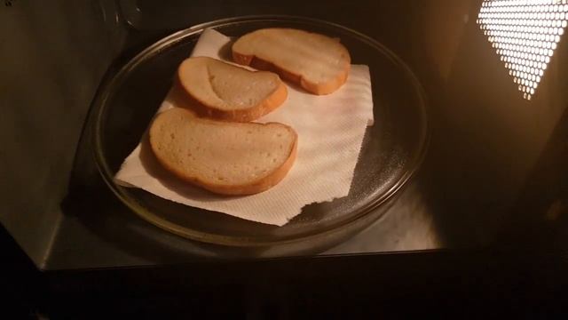 Лайфхак Как разогреть хлеб в микроволновке. смотреть онлайн