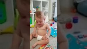 Ребёнок плачет под музыку