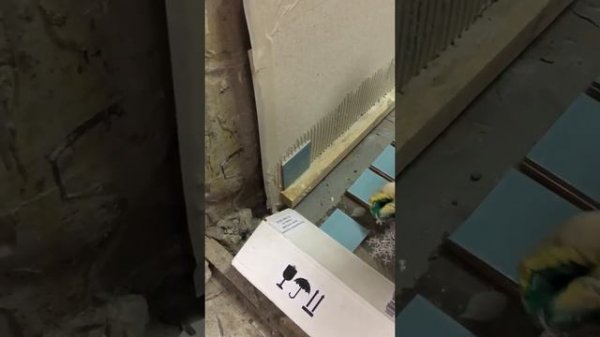 Нанесение клея для плитки Litokol K81. Технология укладки плитки!