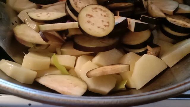 Жареная картошка с баклажанами. Ерекше дәмді баклажан мен картошка. смотреть онлайн