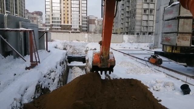 Разворот на ковше на колёсном экскаваторе , деньги из строительного мусора( Работа на экскаваторе) смотреть онлайн