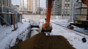 Разворот на ковше на колёсном экскаваторе , деньги из строительного мусора( Работа на экскаваторе)