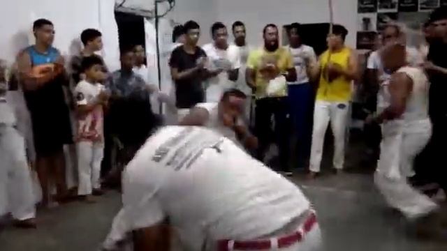 Associação de capoeira Axé Iúna Mestre Nestor смотреть онлайн
