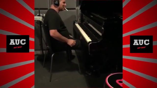 Scott Storch Playing Some Of His Classic Beats On The Piano смотреть онлайн
