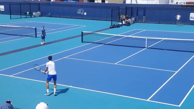 Первая ракетка мира Новак Джокович разминается на Miami Open 2019 смотреть онлайн
