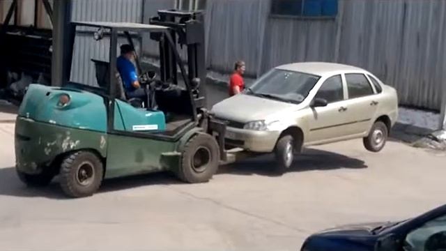 погрузчик vs Лада Калина смотреть онлайн