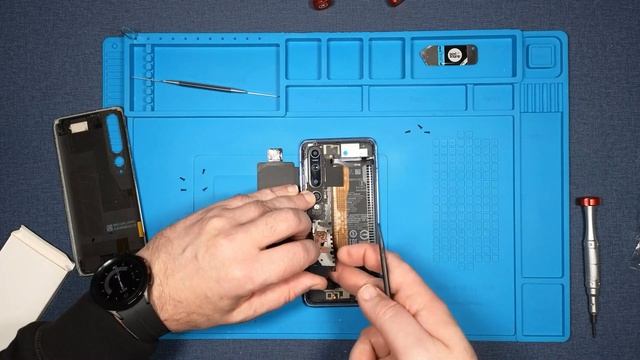 Xiaomi Mi 10 5G | Battery replacement | Repair video смотреть онлайн