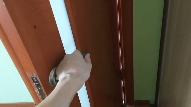 Туториал. Как закрывать дверь ЛЕВОЙ рукой