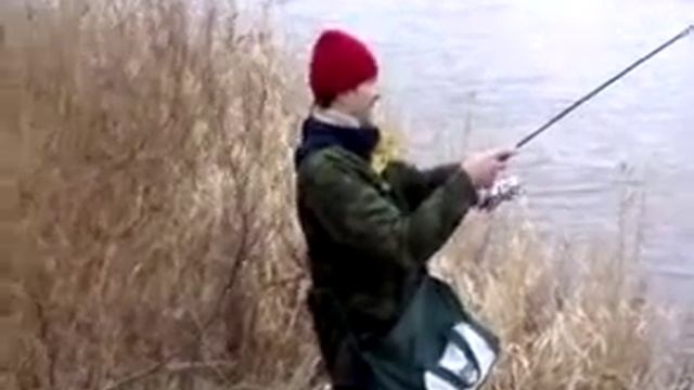 Как не нужно брать пойманную рыбу :) смотреть онлайн