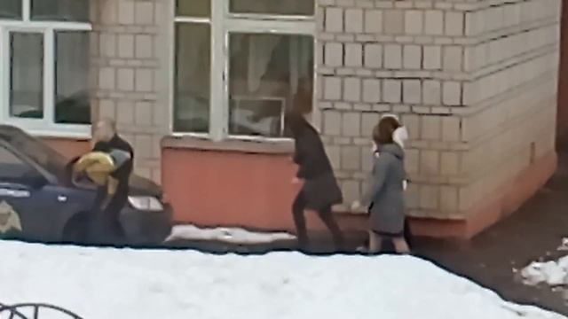 ребенок провалился в яму на территории детсадика смотреть онлайн