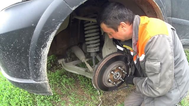 Замена ступицы на Lincoln Navigator. И нашли причину клина суппорта. смотреть онлайн
