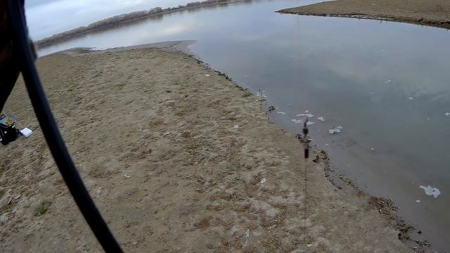 Рыбалка осенью. Прогулялся по берегу реки, нашёл воблеры. смотреть онлайн