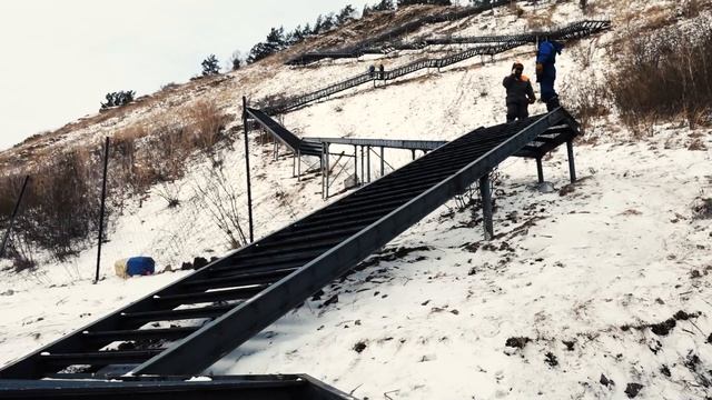 СТРОИТЕЛЬСТВО ТУРИСТИЧЕСКОЙ ЛЕСТНИЦЫ В УДАЧНОМ ВНОВЬ ЗАТЯГИВАЕТСЯ смотреть онлайн