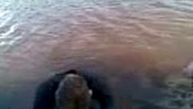 Купание одетым в реке смотреть онлайн