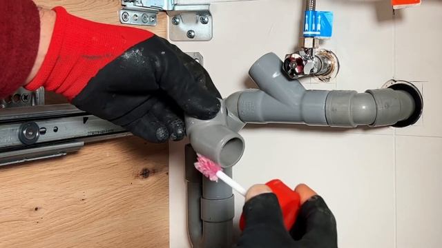 A plumber shows how to solve a gurgling noise from a sink drain смотреть онлайн