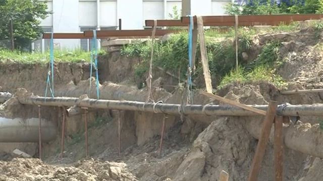 Из-за ливней обрушилось сто метров берега реки Адагум, обнажив коммуникации. смотреть онлайн