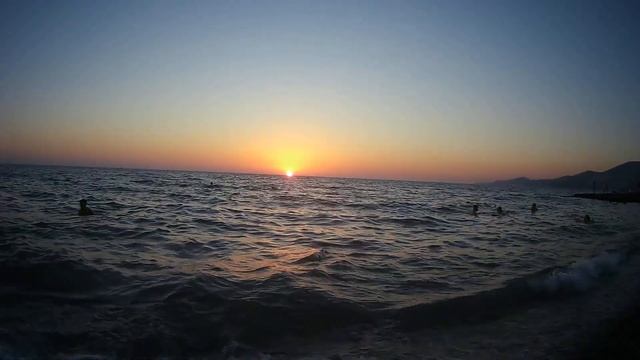 Адлер, пляж Чкаловский, шум моря, закат, красота! смотреть онлайн