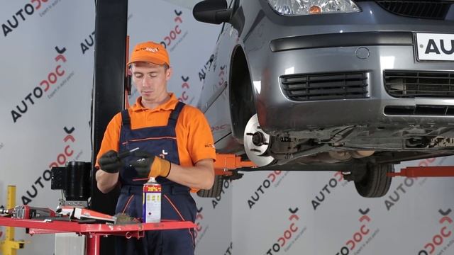 Bruksanvisning: Hvordan bytte Fremre stabilisatorkobling på MITSUBISHI COLT Z30 смотреть онлайн