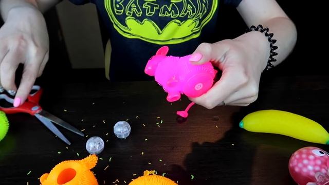 РЕЖЕМ АНТИСТРЕСС ИГРУШКИ | ДЕЛАЮ ЛИЗУНЫ БЕЗ КЛЕЯ из ВОДЫ ЖИДКИЕ АНТИСТРЕССЫ ЧТО ВНУТРИ? РЕЖУ СКВИШИ смотреть онлайн