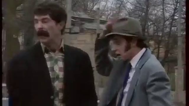 На трамвайной остановке Маски шоу, 1991 год смотреть онлайн