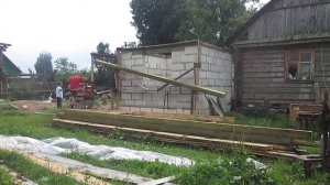 Как легко поднять деревянный брус 150×150 длиной 6 метров на стену в одно лицо