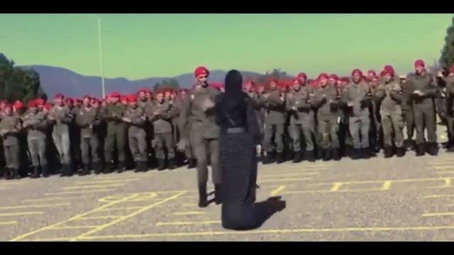 ВОЛЧИЦА СРЕДИ ВОЛКОВ Чеченка дала ФОРУ СОЛДАТАМ Танец Волчицы 2022 смотреть онлайн