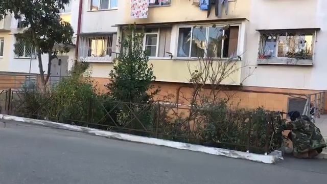 Чернокожий футболист разбил ударом мяча окна в пятиэтажке Сочи