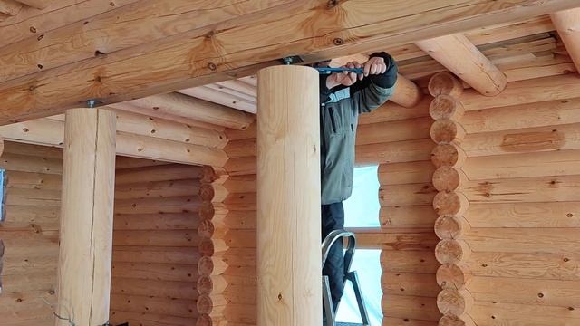 Подкручиваем домкраты сруба #983