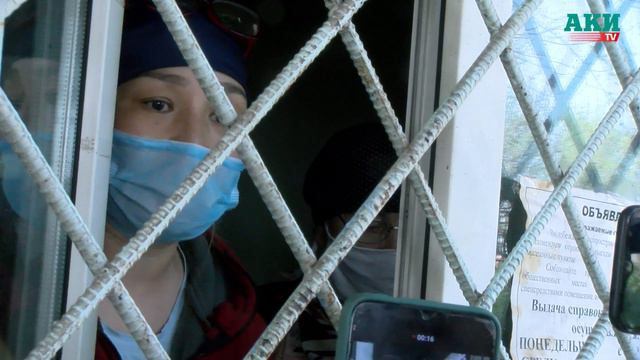 В Пригородном группа женщин захватила здание айыл окмоту из-за задолженности по кредитам смотреть онлайн