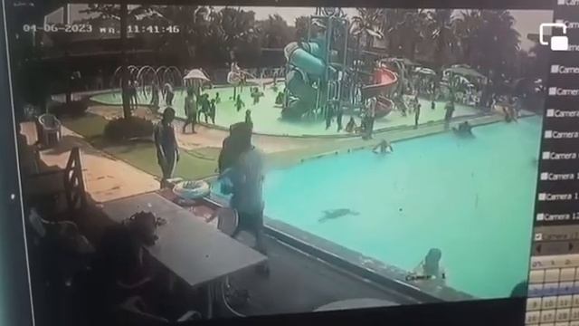 Мальчик утонул в аквапарке в Азии, прыгнув из мелкого в глубокий бассейн, 04-06-23 смотреть онлайн