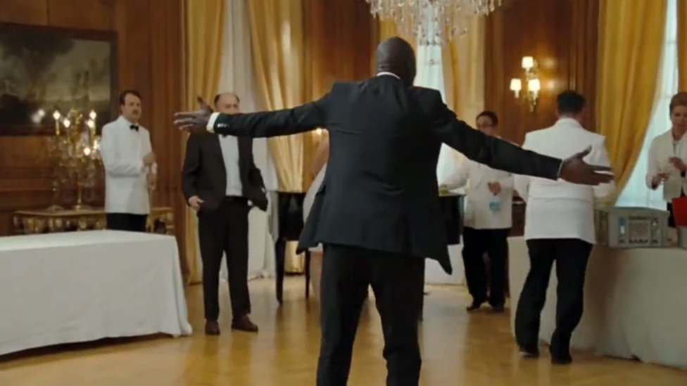 1+1 Неприкасаемые (2011) - 1. Танец Дриса поднимающий настроение смотреть онлайн