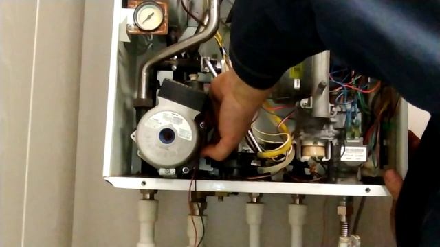 РЕМОНТ ТРЕХХОДОВОГО КЛАПАНА КОТЛА NAVIEN ЗА 300 РУБ. СВОИМИ РУКАМИ смотреть онлайн