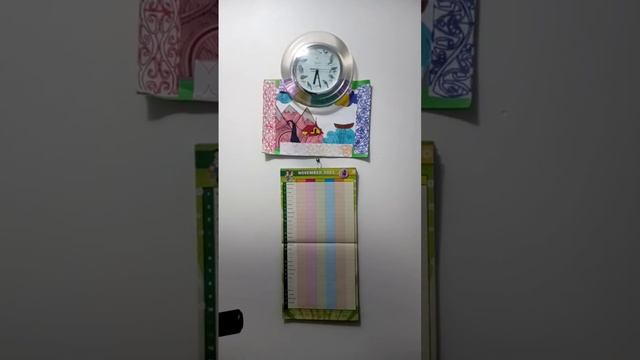 Часы и календарь весит на стене в комнате 36.