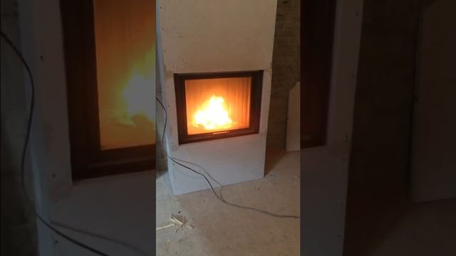 Камин с топкой, работающей на дровах. смотреть онлайн