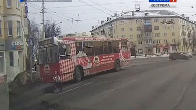 В Костроме на пешеходном переходе троллейбус сбил бабушку смотреть онлайн